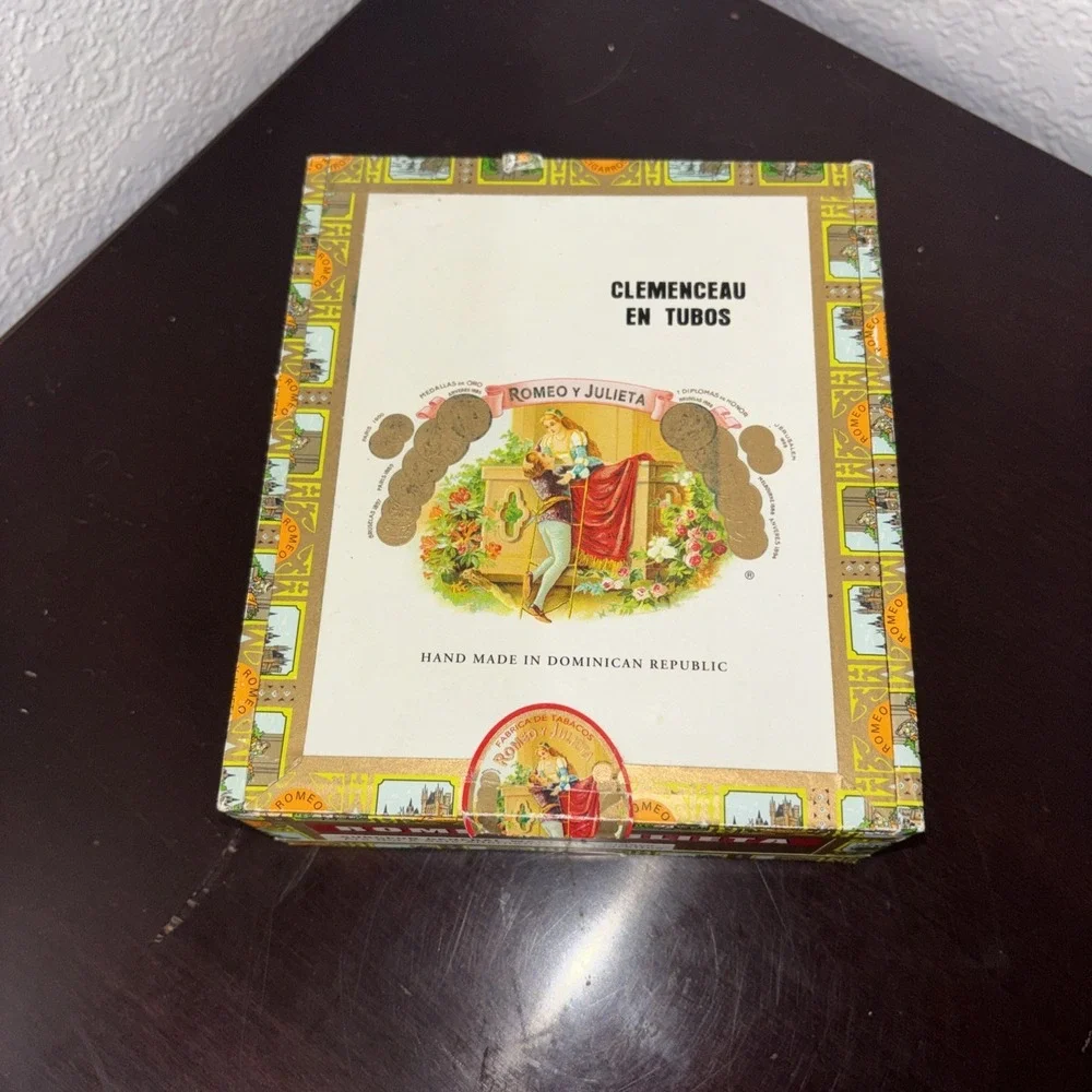 Romeo & Julieta paper over Wood Cigar Box-Empty